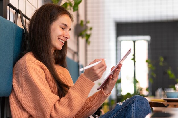 Middellange geschoten vrouw met tablet