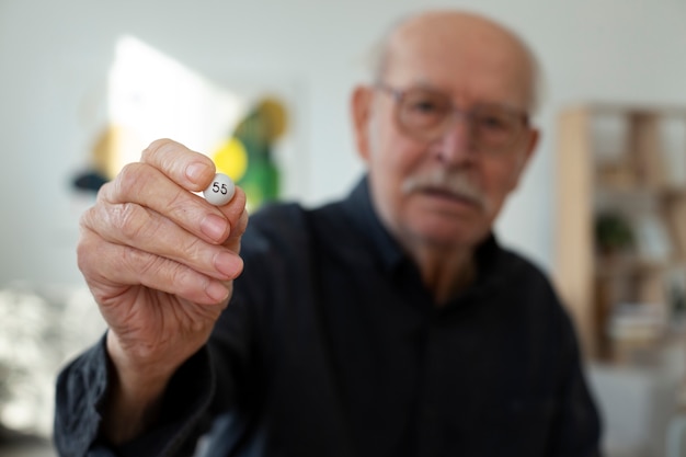 Middellange geschoten wazige man die bingo speelt