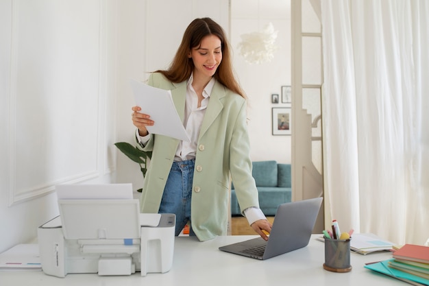 Middellange geschotene smileyvrouw met laptop