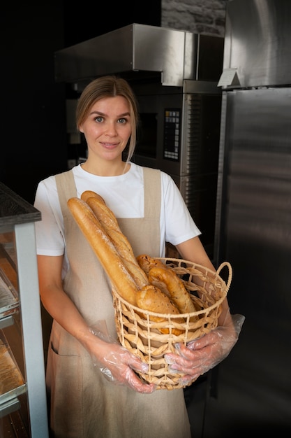 Middellange geschotene vrouw die in bakkerij werkt