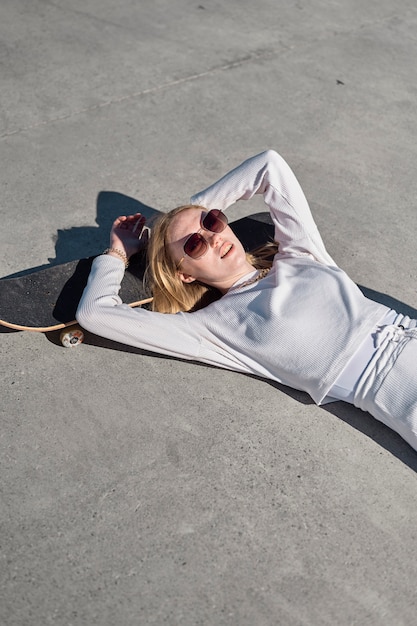 Middellange geschotene vrouw die op skateboard legt