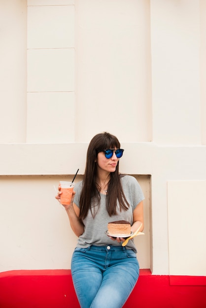 Gratis foto middellange geschotene zittende vrouw met cake