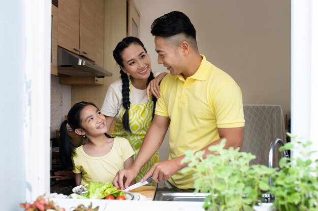 Middellange schot gelukkig man koken