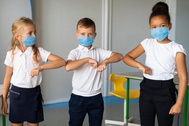 Middellange schot kinderen elleboog stoten
