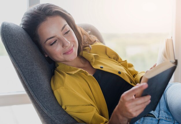 Gratis foto middellange schot ontspannen vrouw met boek