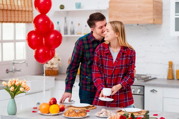 Middellange schot smiley vrouw met koffiekopje