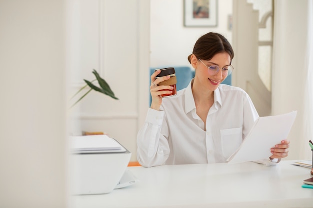 Middellange schot smiley vrouw met koffiekopje