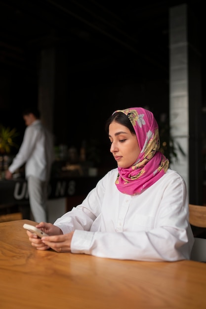 Middellange shot Arabische vrouw die hijab draagt