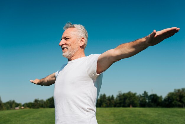 Gratis foto middellange shot gelukkig man met lange armen