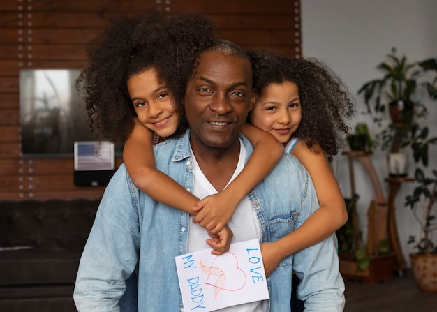 Gratis foto middellange shot gelukkige familie die thuis viert