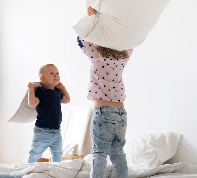 Middellange shot kinderen spelen met kussens