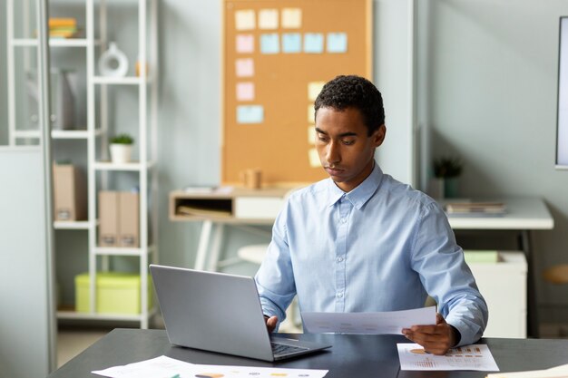 Middellange shot man aan het werk op laptop