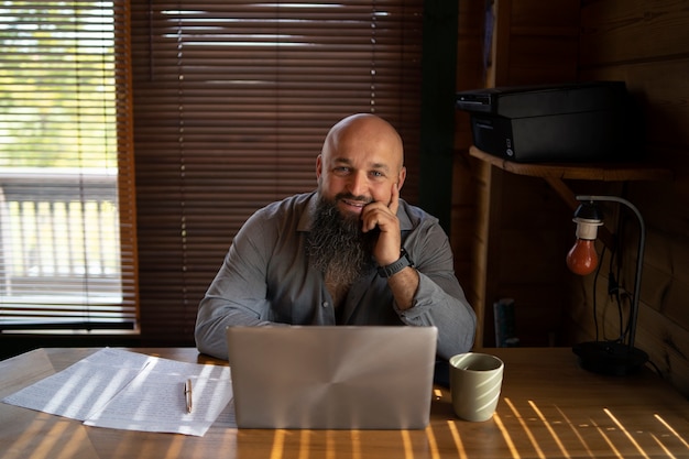 Gratis foto middellange shot man aan het werk op laptop