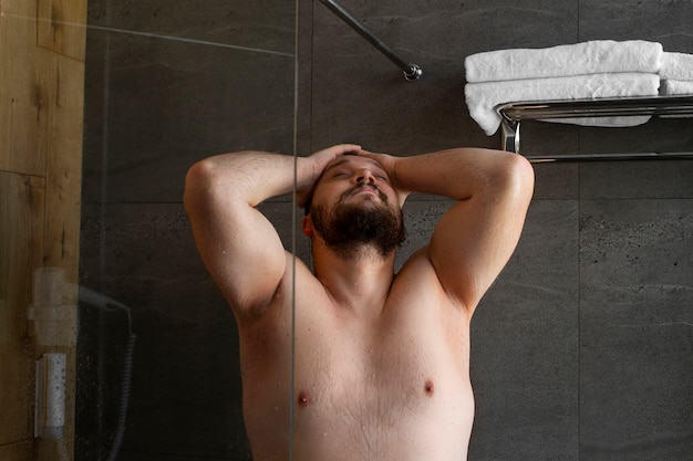 Gratis foto middellange shot man die een douche neemt