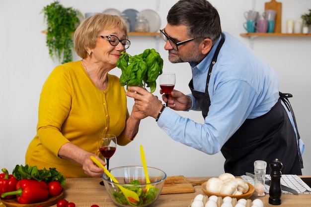 Gratis foto middellange shot man en vrouw koken in de keuken