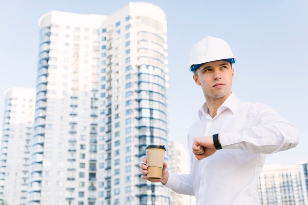 Middellange shot man met horloge en koffie