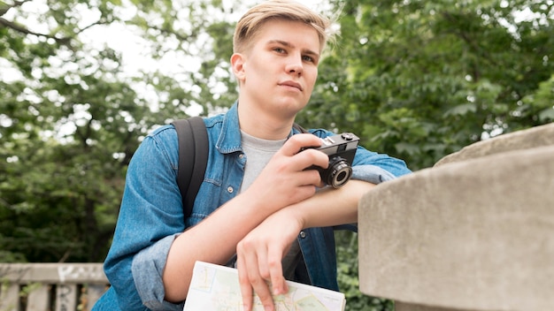 Middellange shot man poseren met camera