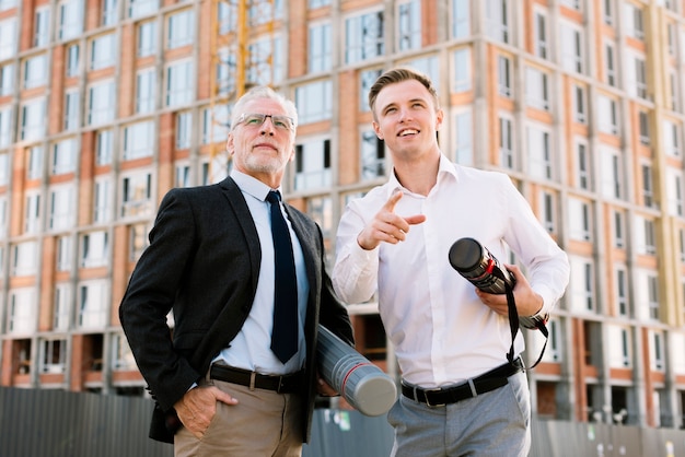 Gratis foto middellange shot mannen op te kijken