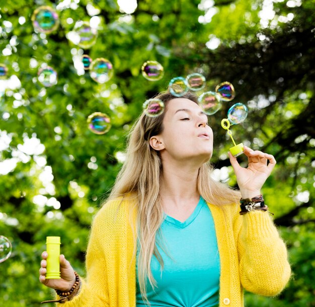 Middellange shot meisje bubbels maken