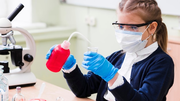 Middellange shot meisje met medische masker