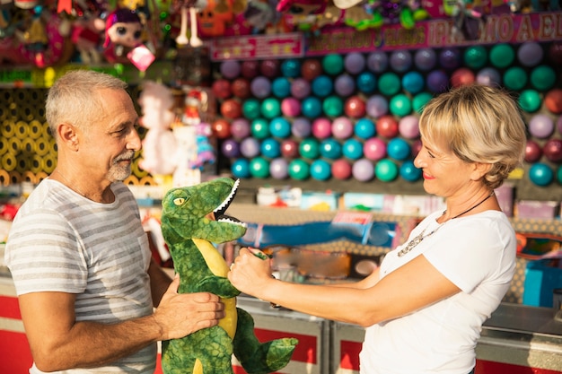 Middellange shot mensen met dinosaurus speelgoed