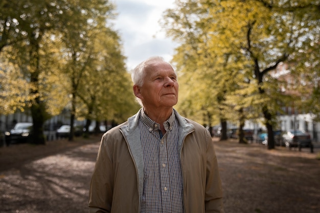 Middellange shot oude man die een wandeling maakt