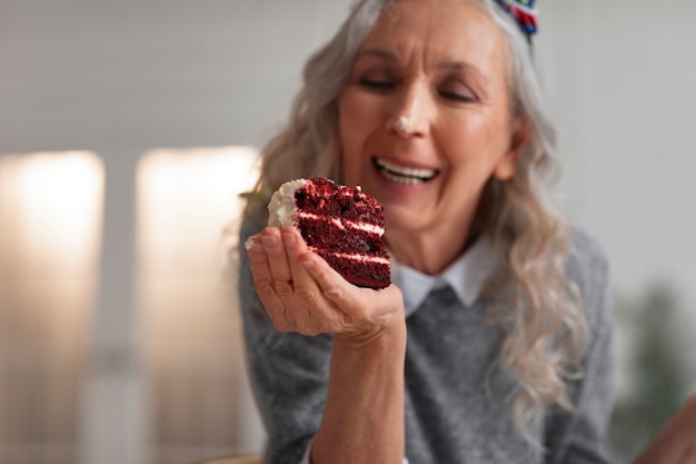 Middellange shot oude vrouw met cake