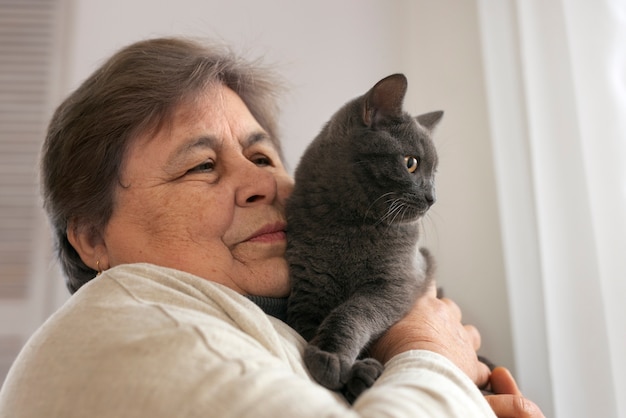 Middellange shot oudere vrouw met kat