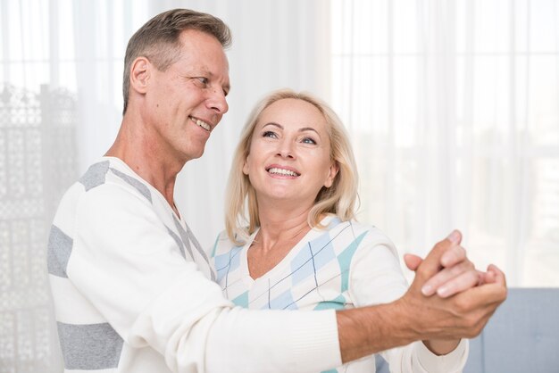 Middellange shot paar dansen in de woonkamer