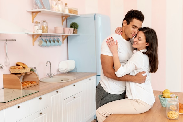 Middellange shot paar knuffelen in de keuken