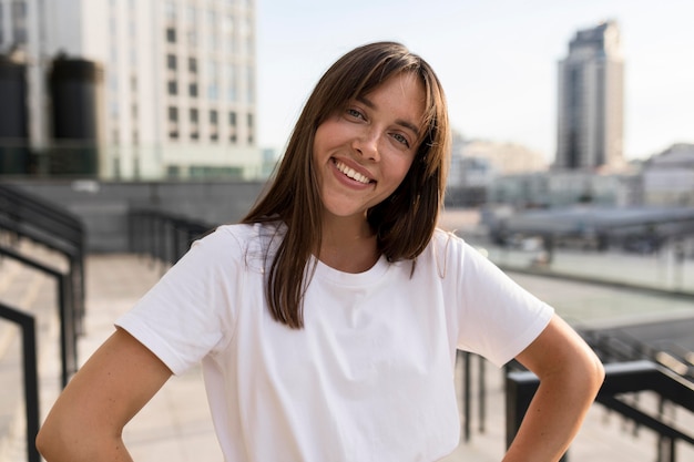 Middellange shot portret van een mooie vrouw die lacht