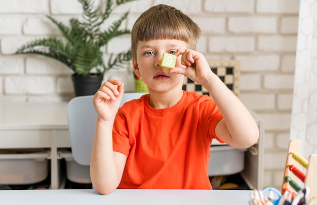 Middellange shot schattige jongen met speelgoed