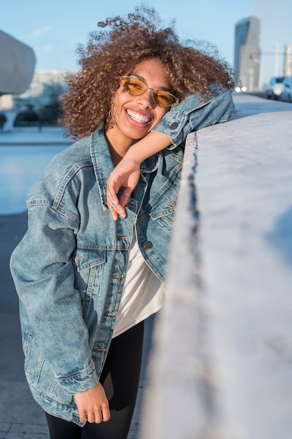 Gratis foto middellange shot smiley meisje poseren