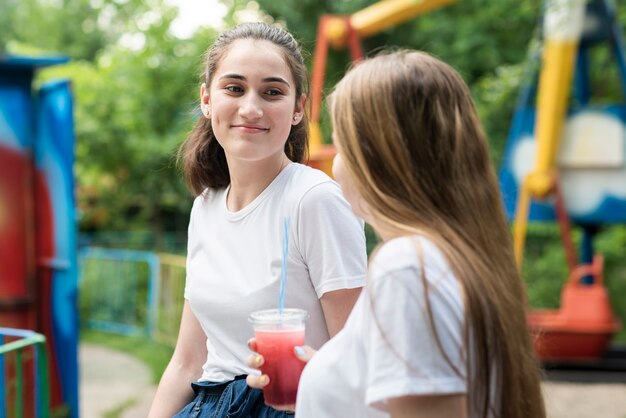 Middellange shot vrienden kijken naar elkaar