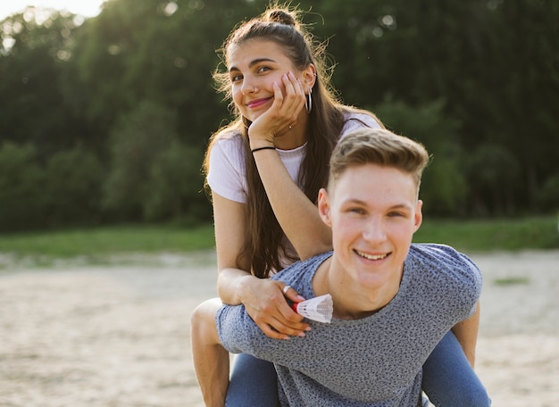 Middellange shot vrienden samen tijd doorbrengen