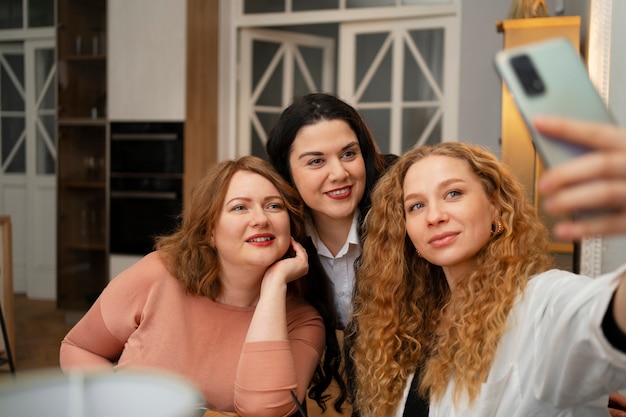 Gratis foto middellange shot vrienden samen tijd doorbrengen