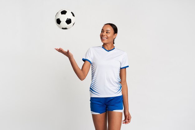 Middellange shot vrouw aan het voetballen