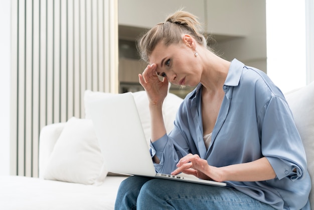 Middellange shot vrouw aan het werk