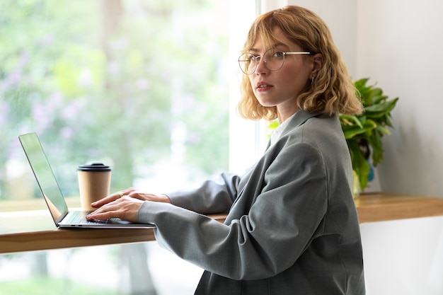 Gratis foto middellange shot vrouw aan het werk