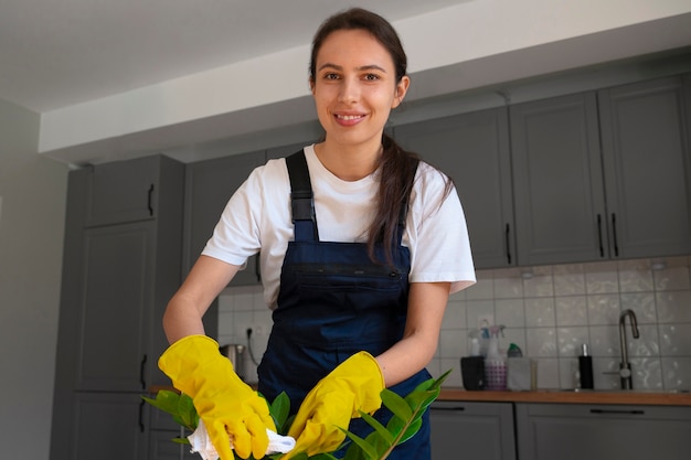 Gratis foto middellange shot vrouw die huis schoonmaakt