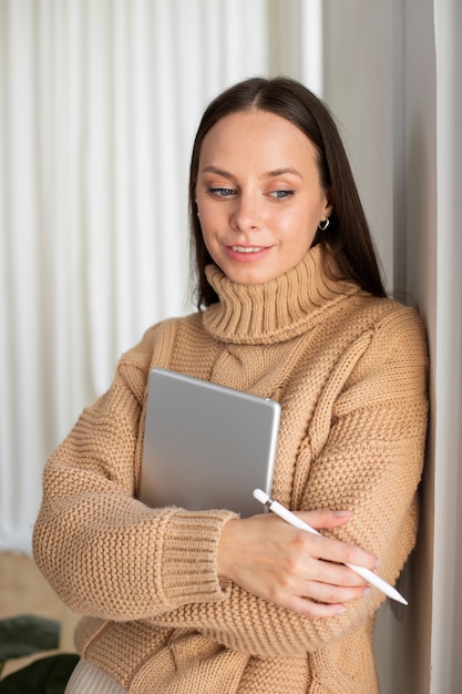 Gratis foto middellange shot vrouw die in de ipad tekent