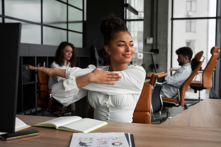 Gratis Foto middellange shot vrouw die zich uitstrekt op het werk