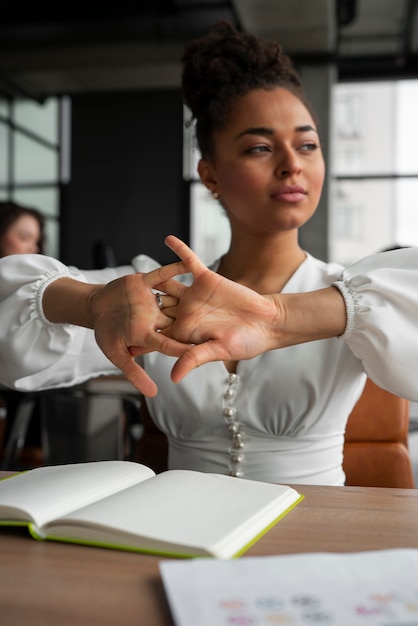 Middellange shot vrouw die zich uitstrekt op het werk