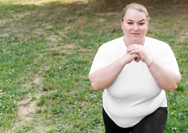 Middellange shot vrouw doen longe oefeningen