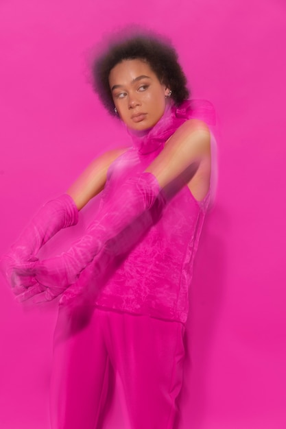 Gratis foto middellange shot vrouw in volledig roze outfit