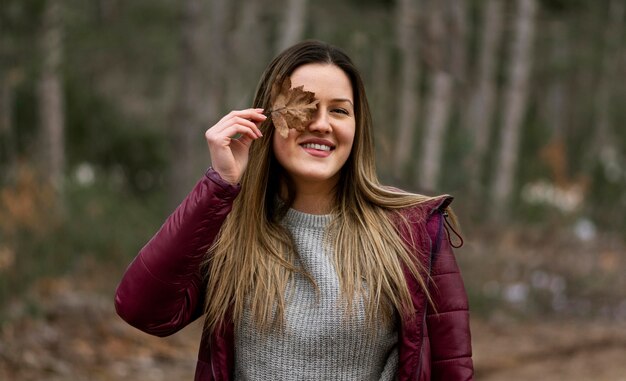 Middellange shot vrouw met blad