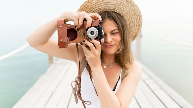 Gratis foto middellange shot vrouw met camera