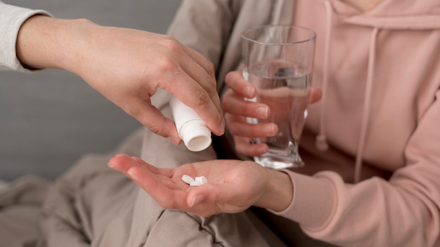 Middellange shot vrouw met een glas water