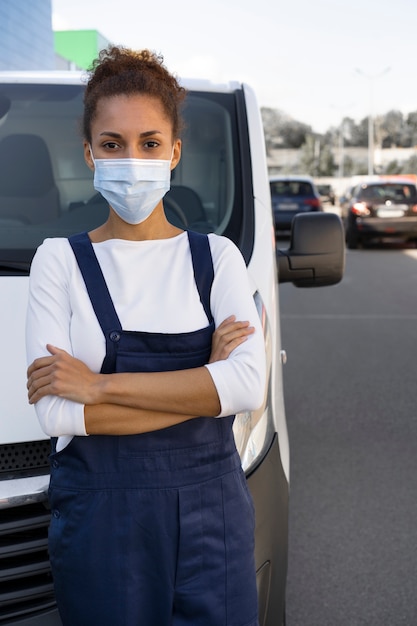 Middellange shot vrouw met gezichtsmasker