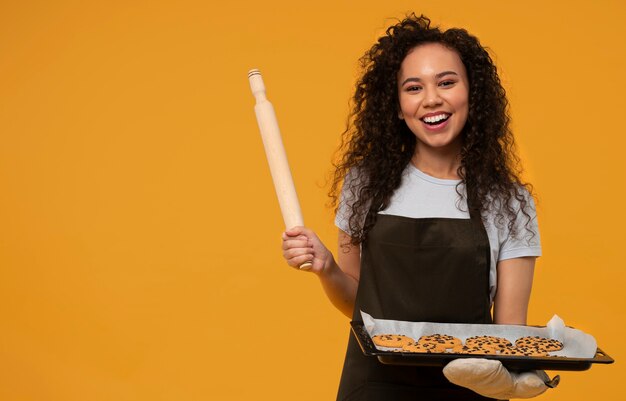 Middellange shot vrouw met koekjes